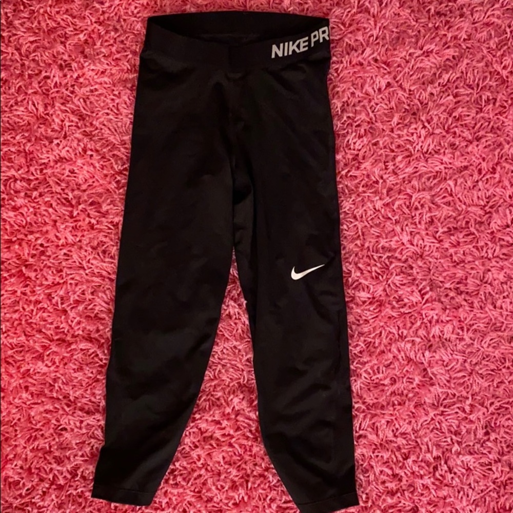 Black Nike Pro cropped leggings